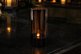 Čierna LED sviečka 7,5 x 15 cm s 3D efektom plameňa