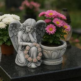 Figúra anjela kľačiaceho s kvetinovou kazetou