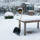 Čierna plastová lopata na sneh 45 cm s tyčou a rúčkou